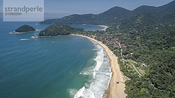 Luftaufnahme des kleinen Stranddorfes Picinguaba  Inseln und Bucht  wunderschöne grüne Küstenlandschaft im Hintergrund  Brasilien  Südamerika