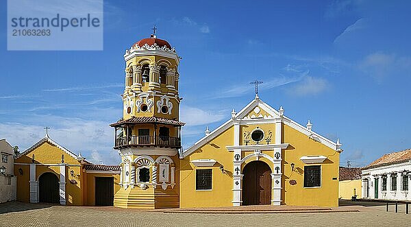 Blick auf die wunderschöne historische Kirche Santa Barbara Santa Cruz de Mompox  Sonnenlicht und blauer Himmel