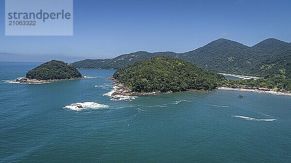 Luftaufnahme der wunderschönen grünen Küste mit Inseln  Buchten und Bergen  die vom Atlantikwald bedeckt sind  Picinguaba  Brasilien  Südamerika