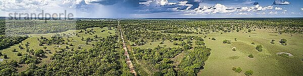 Luftbildpanorama der typischen Pantanal Landschaft mit Transpantaneira  Wiesen  Wald  Weideland und dramatischem Himmel  Pantanal Feuchtgebiete  Mato Großo  Brasilien  Südamerika