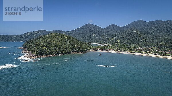 Luftaufnahme der wunderschönen grünen Küste mit Inseln  Buchten und Bergen  die vom Atlantikwald bedeckt sind  Picinguaba  Brasilien  Südamerika