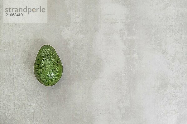 Tolles Konzept für gesunde Ernährung  Avocado auf grauem Hintergrund. Mit Kopierraum