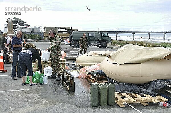 CHRISTCHURCH  NEUSEELAND  22. FEBRUAR 2011: Soldaten der neuseeländischen Streitkräfte versorgen die Menschen in New Brighton nach dem Erdbeben der Stärke 6  4 am 22. Februar 2011 in Christchurch  Neuseeland  mit entsalztem Wasser  Ozeanien