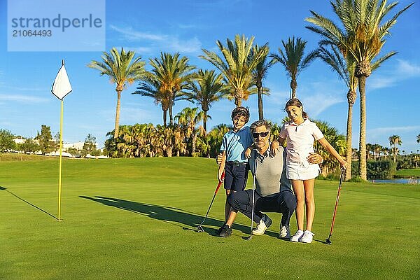 Porträt mit Kopierraum eines männlichen kaukasischen erwachsenen Golflehrers mit zwei Schülern in einem grünen Luxuskurs