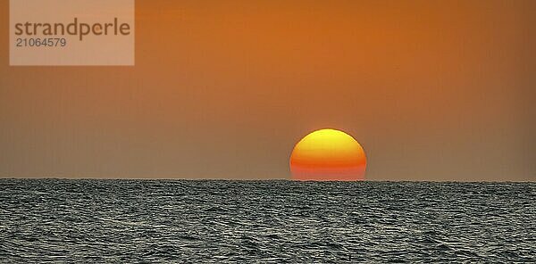 Wunderschöner Blick nach Sonnenuntergang über Cartagena mit beleuchteter Kathedrale von Cartagena vor orange gelbem Himmel