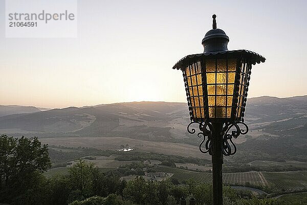 Schöne Aussicht auf die Toskana. Brunello di Montalcino Weinfelder vom Castello di Velona. Sommerlandschaft und Wahrzeichen in der Nähe von Montalcino