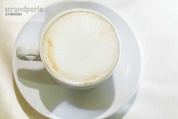 Heißer Kaffee im Glasbecher auf weißem Hintergrund