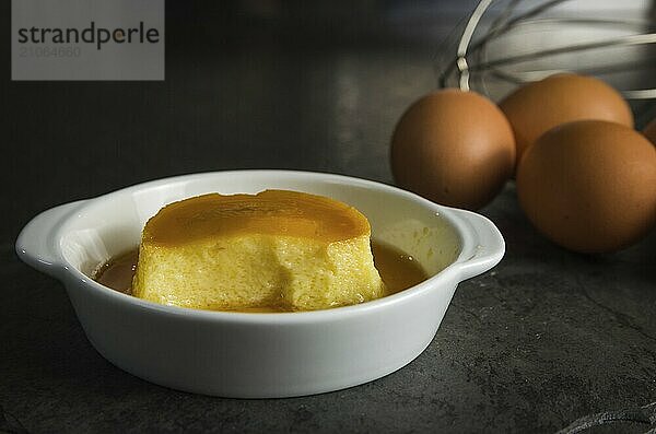 Traditionelle brasilianische Nachspeise  Milchpudding auf dunklem Hintergrund