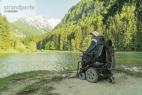 Junger Mann im Rollstuhl beim Angeln