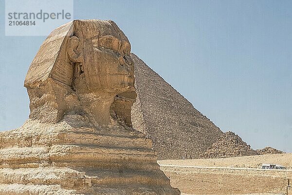 Bewundern Sie die ikonische Sphinx  die rätselhafte Hüterin der alten Geheimnisse Ägyptens. Dieses Foto fängt die Majestät und Mystik dieses zeitlosen Monuments ein  das Jahrtausende der Geschichte erlebt hat. Ideal für Geschichtsinteressierte  Reisende und Liebhaber des ägyptischen Erbes. Erleben Sie die sommerliche Anziehungskraft Ägyptens anhand fesselnder Bilder der Pyramiden  der Sphinx und einer malerischen Nilkreuzfahrt von Assuan nach Luxor. Tauchen Sie ein in die antike Geschichte und lebendige Landschaften