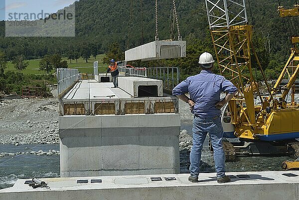 Bauarbeiter errichten eine Betonbrücke über einen kleinen Fluss in Westland  Neuseeland  Ozeanien