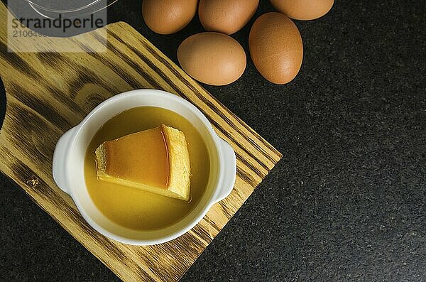 Traditionelle brasilianische Nachspeise  Milchpudding auf dunklem Hintergrund