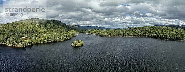 Loch an Eilein Castle  See mit Insel mit Schlossruine  Drohnenaufnahme  Rothiemurchus  Cairngorms National Park  Schottland  Großbritannien  Europa