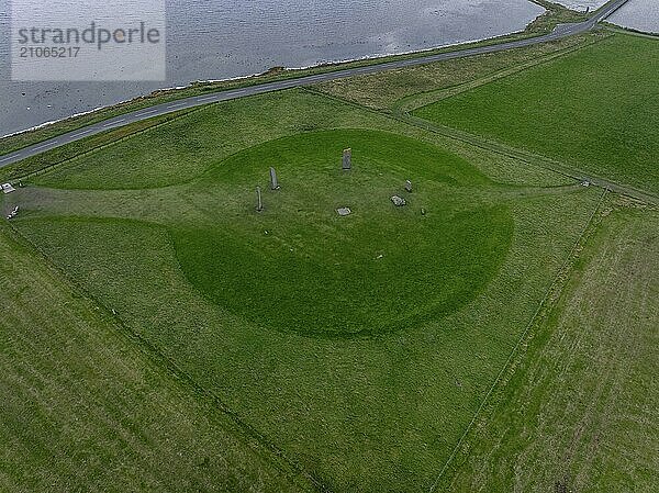 Stones of Stenness Circle and Henge  Steinkreis und Graben  neolithisches Monument  UNESCO Weltkulturerbe  Drohenaufnahme von ausserhalb des Geländes  Mainland  Insel Orkney  Schottland  Großbritannien  Europa