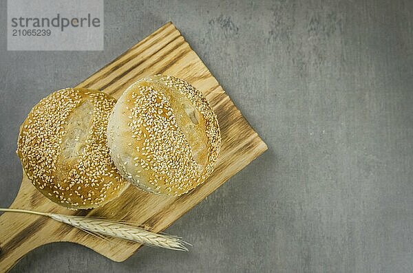 Schönes Sauerteigbrot auf grauem Hintergrund mit getrockneter Weizenblüte