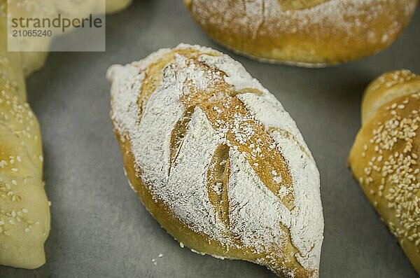 Schönes Sauerteigbrot auf grauem Hintergrund mit getrockneter Weizenblüte