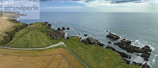 Slains Castle  Burgruine an der Steilküste  Drohnenaufnahme  Cruden Bay  Peterhead  Aberdeenshire  Schottland  Großbritannien  Europa