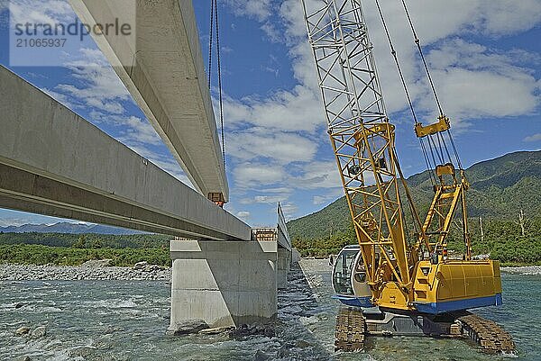 Bauarbeiter errichten eine Betonbrücke über einen kleinen Fluss in Westland  Neuseeland  Ozeanien