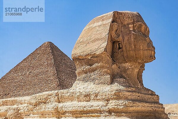 Bewundern Sie die ikonische Sphinx  die rätselhafte Hüterin der alten Geheimnisse Ägyptens. Dieses Foto fängt die Majestät und Mystik dieses zeitlosen Monuments ein  das Jahrtausende der Geschichte erlebt hat. Ideal für Geschichtsinteressierte  Reisende und Liebhaber des ägyptischen Erbes. Erleben Sie die sommerliche Anziehungskraft Ägyptens anhand fesselnder Bilder der Pyramiden  der Sphinx und einer malerischen Nilkreuzfahrt von Assuan nach Luxor. Tauchen Sie ein in die antike Geschichte und lebendige Landschaften