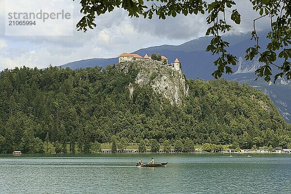 Bleder See Slowenien. Schöne Bergsee im Sommer mit kleinen Kirche auf einer Insel mit Schloss auf Klippe und europäischen Alpen im Hintergrund