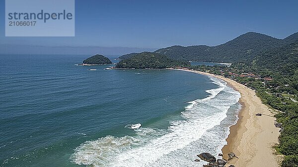 Luftaufnahme der wunderschönen grünen Küste und der mit Atlantikwald bedeckten Berge an einem sonnigen Tag  Picinguaba  Brasilien  Südamerika