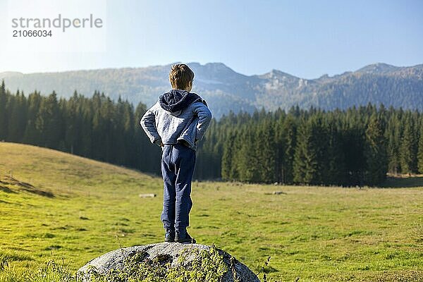 Junge Kind Wandern in der Natur auf schönen Herbsttag Blick auf schöne Aussicht