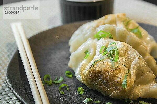 Schöne Gyoza oder Knödel Snack mit Sojasauce  selektiver Fokus  Kopie Raum