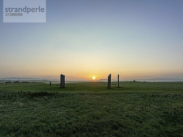 Stones of Stenness Circle and Henge  Steinkreis und Graben  neolithisches Monument  UNESCO Weltkulturerbe  Drohenaufnahme von ausserhalb des Geländes  Mainland  Insel Orkney  Schottland  Großbritannien  Europa