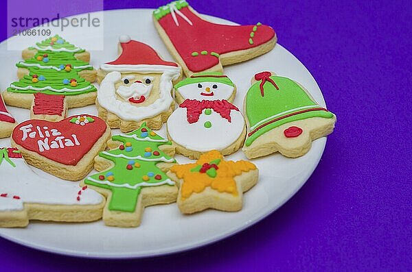 Große Weihnachten Hintergrund  Weihnachten Kekse auf weißem Teller mit blauem Hintergrund