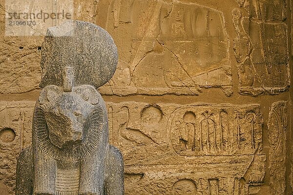 Erkunden Sie den bezaubernden Luxor Tempel  ein Zeugnis des dauerhaften Erbes Ägyptens. Dieses Foto zeigt die prächtige Architektur des Tempels  die in der Abenddämmerung beleuchtet ist und einen warmen  goldenen Schein auf die alten Steinbauten wirft. Der Luxor Tempel  der dem Gott Amun Ra gewidmet ist  hat Tausende von Jahren Geschichte erlebt und zieht die Besucher auch heute noch mit seiner Pracht in seinen Bann. Wenn Sie vor diesen alten Mauern stehen  können Sie nicht anders  als das Gewicht der reichen Vergangenheit Ägyptens zu spüren. Ein Muß für Geschichtsbegeisterte und Liebhaber des Weltkulturerbes