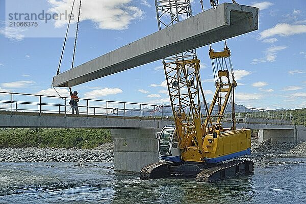 Bauarbeiter errichten eine Betonbrücke über einen kleinen Fluss in Westland  Neuseeland  Ozeanien