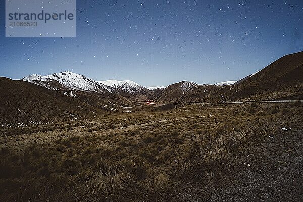 Nächtliche Landschaft mit schneebedeckten Bergen und funkelnden Sternen  die ein ruhiges Tal überblicken  Hooker Valley Track  Neuseeland  Ozeanien