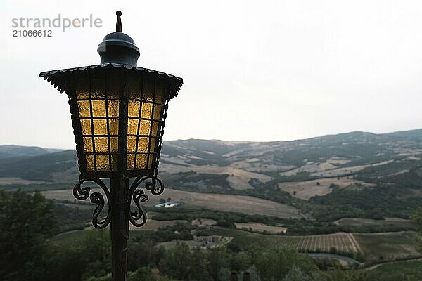 Schöne Aussicht auf die Toskana. Brunello di Montalcino Weinfelder vom Castello di Velona. Sommerlandschaft und Wahrzeichen in der Nähe von Montalcino