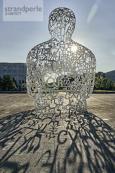 Body of Knowledge im Gegenlicht  Skulptur von Jaume Plensa  Theodor W. Adorno-Platz  Westend Campus  Goethe-Universität  Frankfurt am Main  Deutschland  Europa