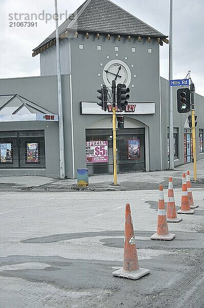 CHRISTCHURCH  NEUSEELAND  22. FEBRUAR 2011: Der Uhrenturm in der Hills Road blieb zum Zeitpunkt des Erdbebens der Stärke 6  4 am 22. Februar 2011 in Christchurch  Neuseeland  stehen  Ozeanien