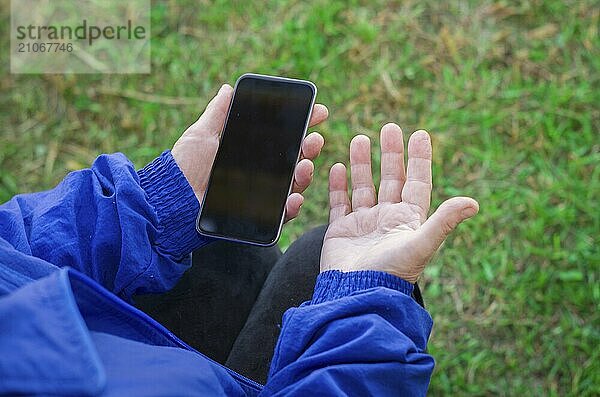 Ältere Frau  älter  mit Problemen bei der Nutzung des Smartphones. nutzt Technologie. Internet