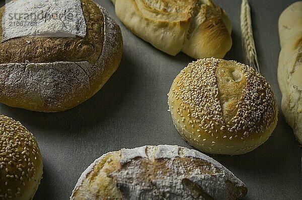 Schönes Sauerteigbrot auf grauem Hintergrund mit getrockneter Weizenblüte