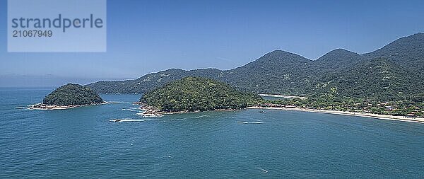 Panoramablick aus der Luft auf die wunderschöne grüne Küste mit Inseln  Buchten und Bergen  die mit Atlantikwald bedeckt sind  Picinguaba  Brasilien  Südamerika