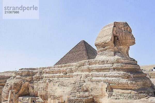 Bewundern Sie die ikonische Sphinx  die rätselhafte Hüterin der alten Geheimnisse Ägyptens. Dieses Foto fängt die Majestät und Mystik dieses zeitlosen Monuments ein  das Jahrtausende der Geschichte erlebt hat. Ideal für Geschichtsinteressierte  Reisende und Liebhaber des ägyptischen Erbes. Erleben Sie die sommerliche Anziehungskraft Ägyptens anhand fesselnder Bilder der Pyramiden  der Sphinx und einer malerischen Nilkreuzfahrt von Assuan nach Luxor. Tauchen Sie ein in die antike Geschichte und lebendige Landschaften