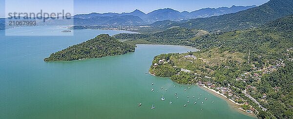 Panoramablick aus der Luft auf die Küste bei Tarituba mit wunderschönen Buchten  Inseln  grünen Bergen und Stränden  Grüne Küste  Brasilien  Südamerika