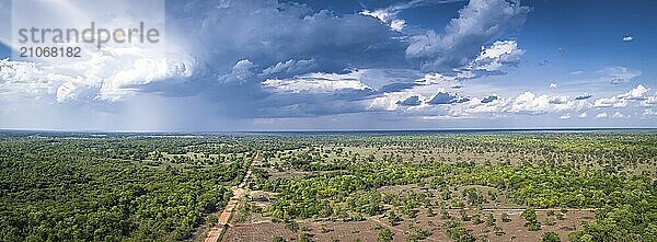 Panorama Luftaufnahme Panorama der Transpantaneira Schotterstraße mit dramatischen Himmel und regen in der typischen Landschaft im Norden Pantanal Feuchtgebiete  Mato Großo  Brasilien  Südamerika