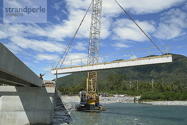 Bauarbeiter errichten eine Betonbrücke über einen kleinen Fluss in Westland  Neuseeland  Ozeanien