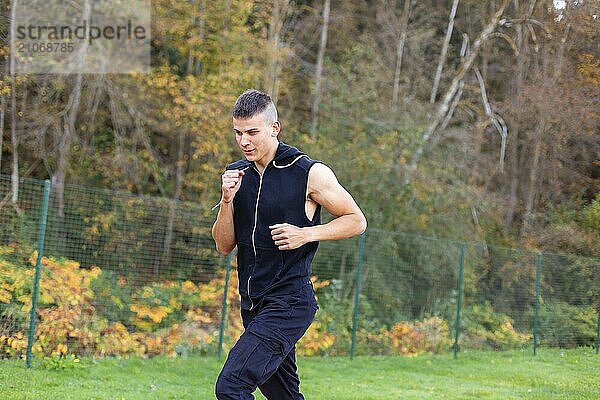 Junger Mann beim Joggen am Morgen in der Natur