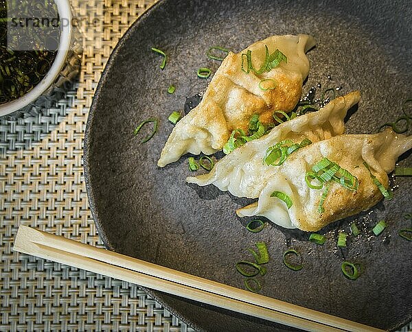 Schöne Gyoza oder Knödel Snack mit Sojasauce  selektiver Fokus  Kopie Raum