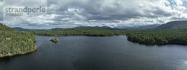 Loch an Eilein Castle  See mit Insel mit Schlossruine  Drohnenaufnahme  Rothiemurchus  Cairngorms National Park  Schottland  Großbritannien  Europa