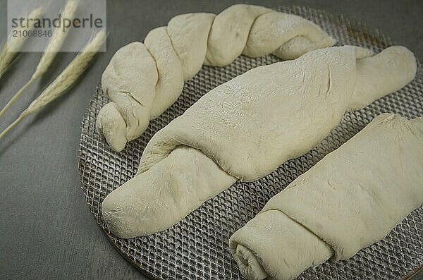 Gärendes Sauerteigbrot  grauer Hintergrund mit getrockneter Weizenblüte