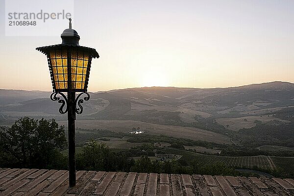 Schöne Aussicht auf die Toskana. Brunello di Montalcino Weinfelder vom Castello di Velona. Sommerlandschaft und Wahrzeichen in der Nähe von Montalcino