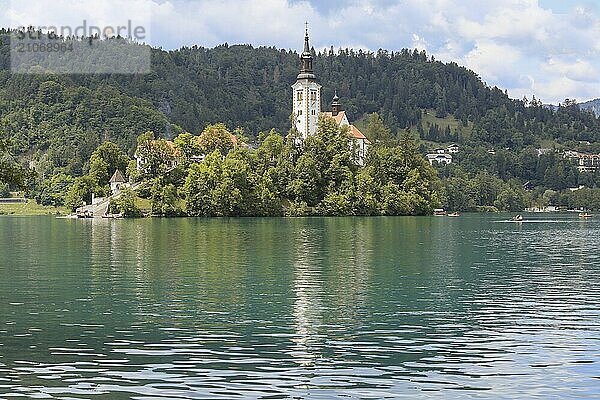 Bleder See Slowenien. Schöne Bergsee im Sommer mit kleinen Kirche auf einer Insel mit Schloss auf Klippe und europäischen Alpen im Hintergrund