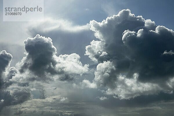 Dramatische Herbstwolken im Gegenlicht der Sonne