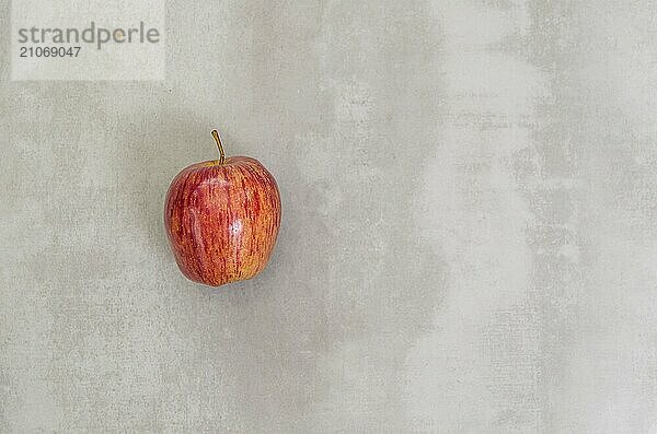 Tolles Konzept für gesunde Ernährung  Apfel auf grauem Hintergrund. Mit Kopierraum